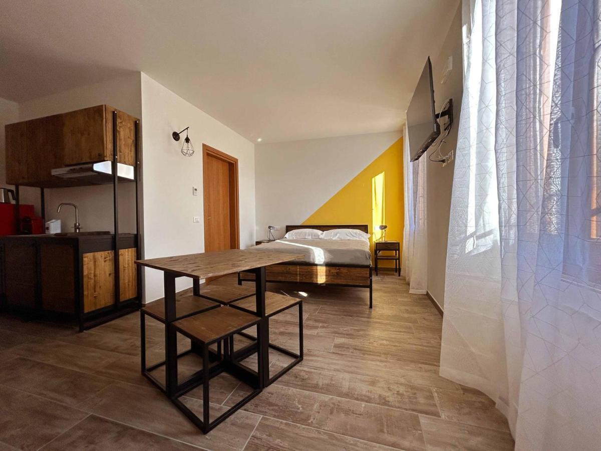 La Volpe Rossa Rooms And Apartments San Felice del Benaco Eksteriør billede