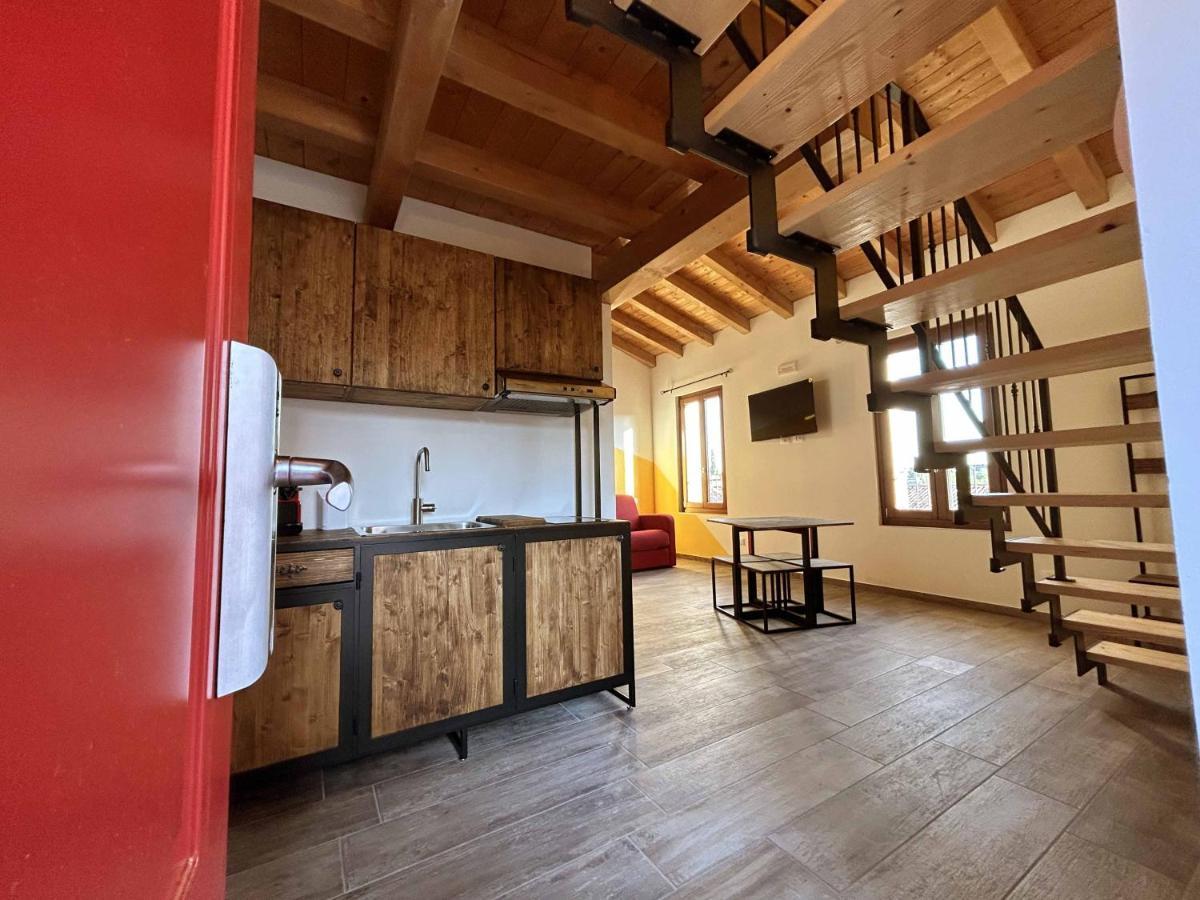 La Volpe Rossa Rooms And Apartments San Felice del Benaco Eksteriør billede