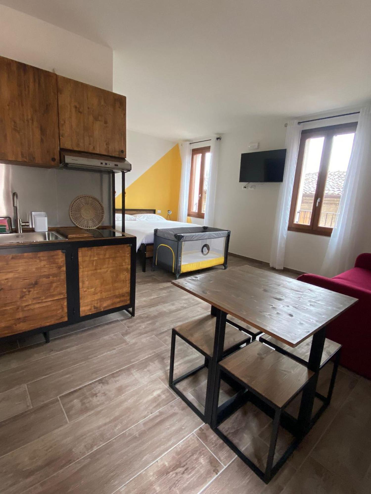 La Volpe Rossa Rooms And Apartments San Felice del Benaco Eksteriør billede