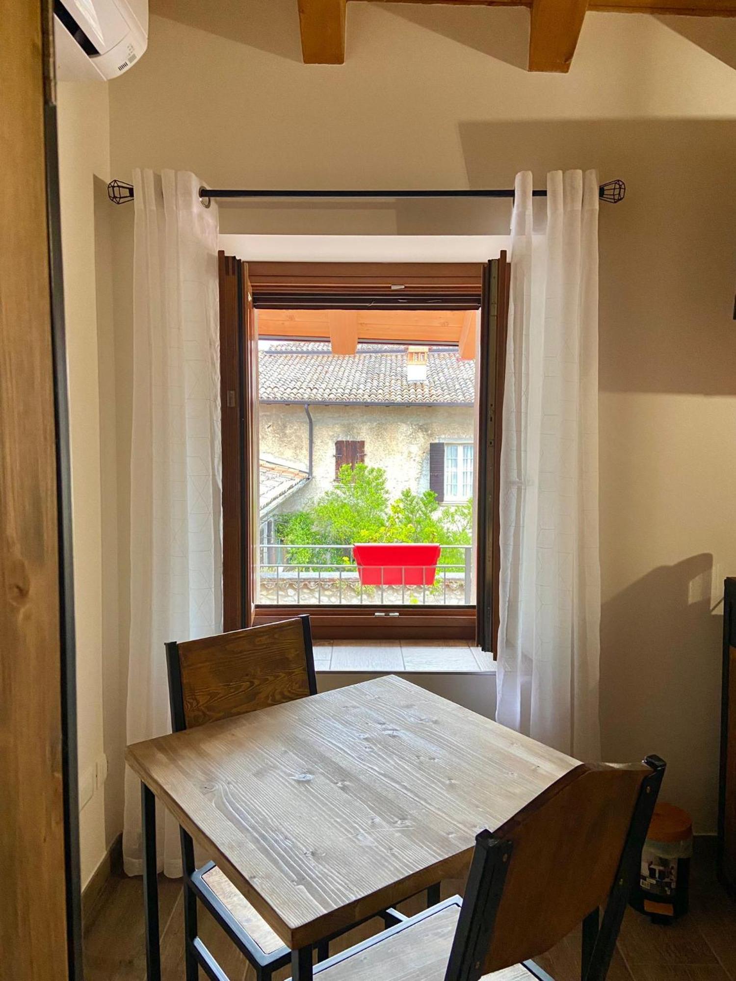 La Volpe Rossa Rooms And Apartments San Felice del Benaco Eksteriør billede